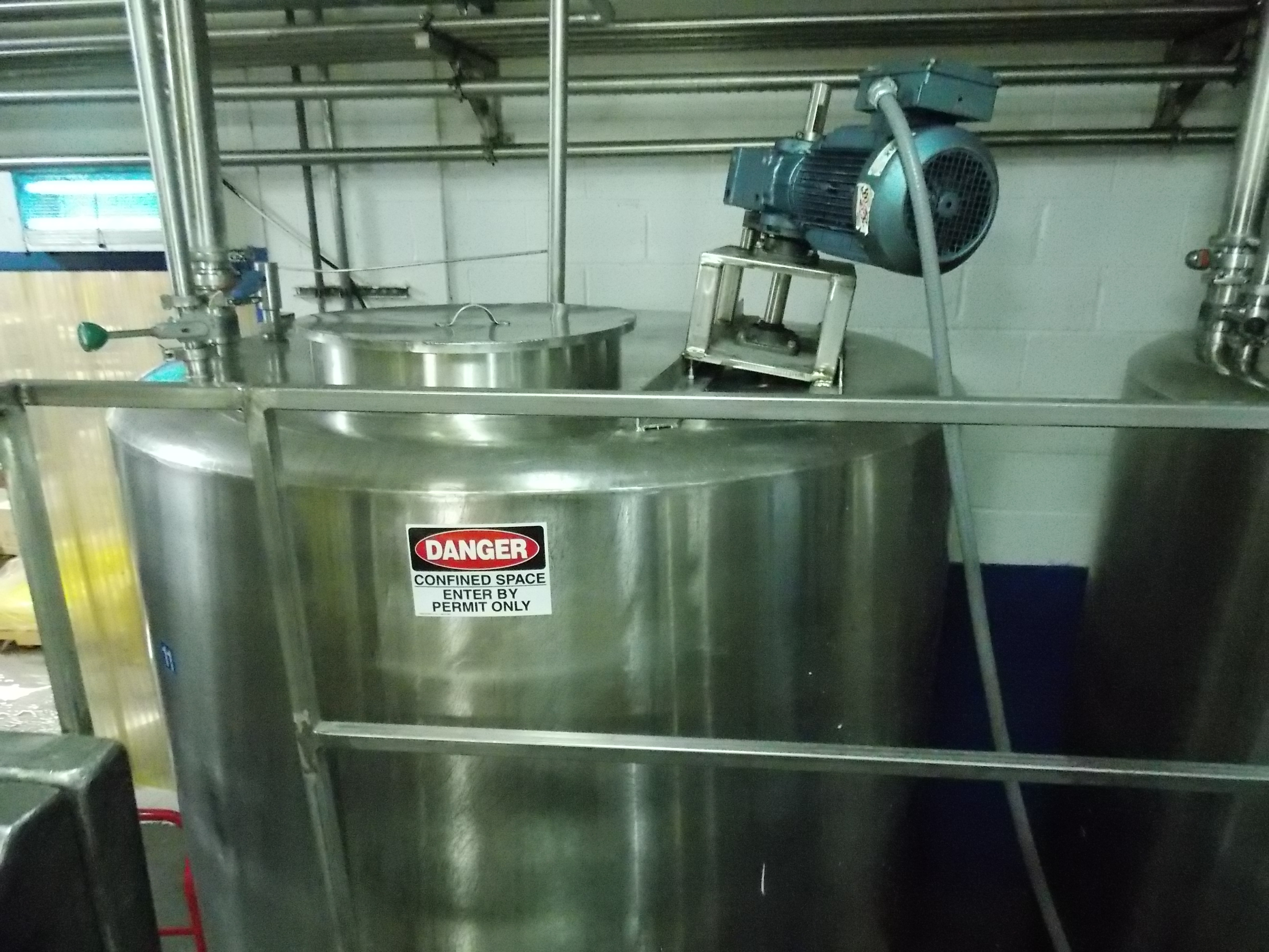 1100 Gallon Mixing Tanks Top Agitator United Food & Beverage