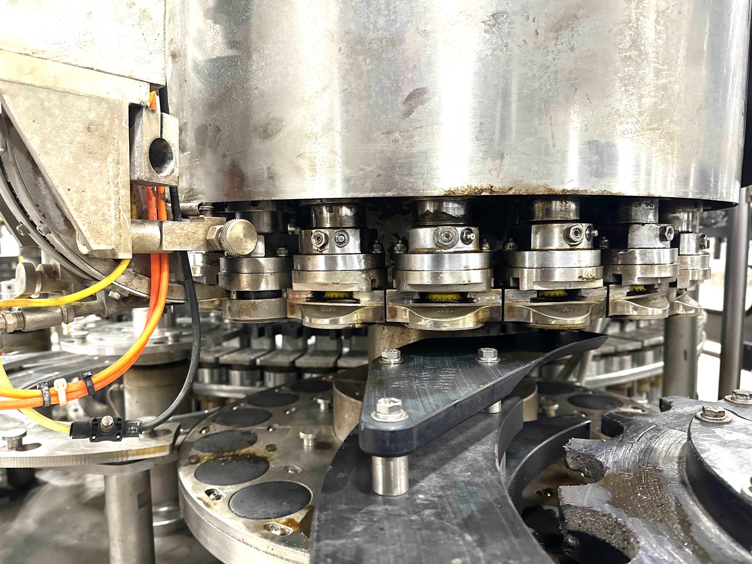 Crown Century 76 Valve Filler with 19 Head Crowner - Glass Bottles - Image 14