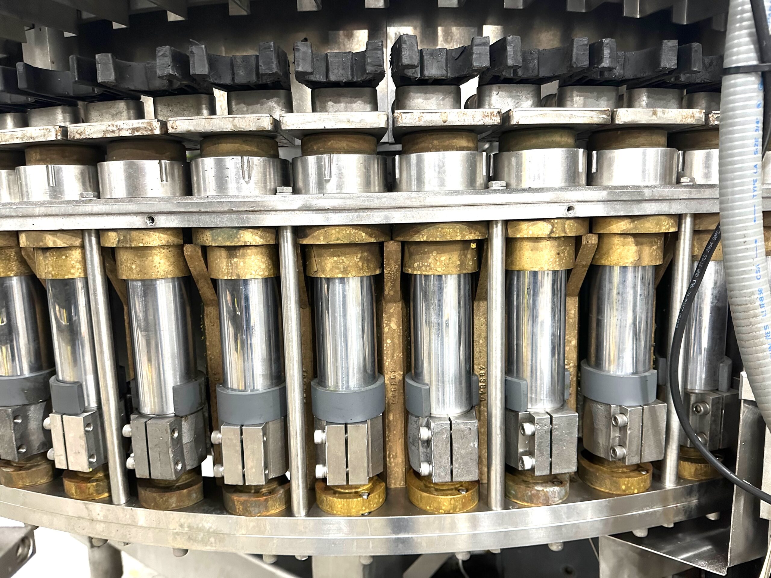 Crown Century 76 Valve Filler with 19 Head Crowner - Glass Bottles - Image 6