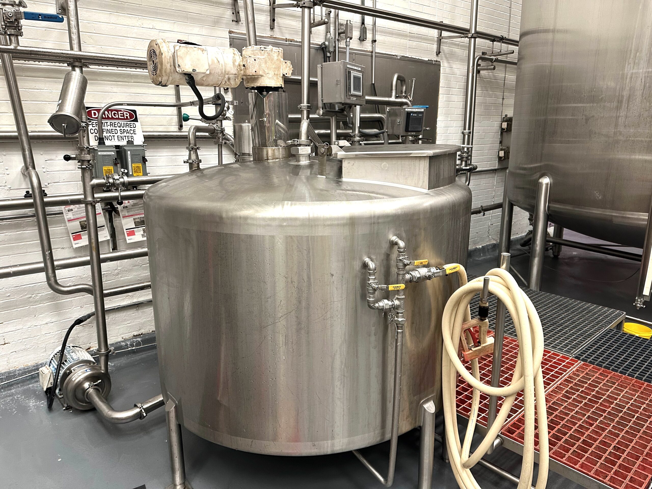 400 Gallon Vertical Stainless Steel Mixing Tank